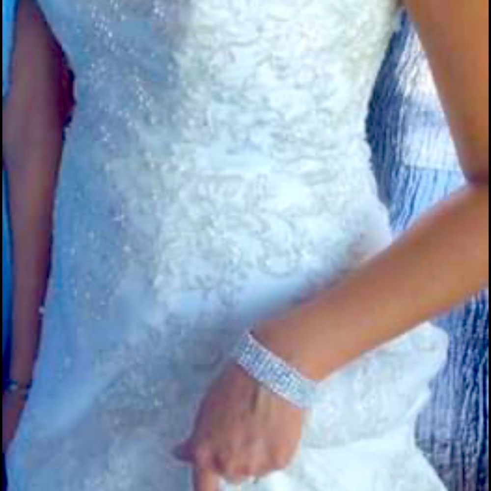 Jewel by David’s Bridal. Beautiful wedding dress!!! Off-white size 6.